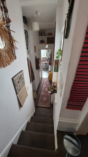 Large studio flat ideally located 