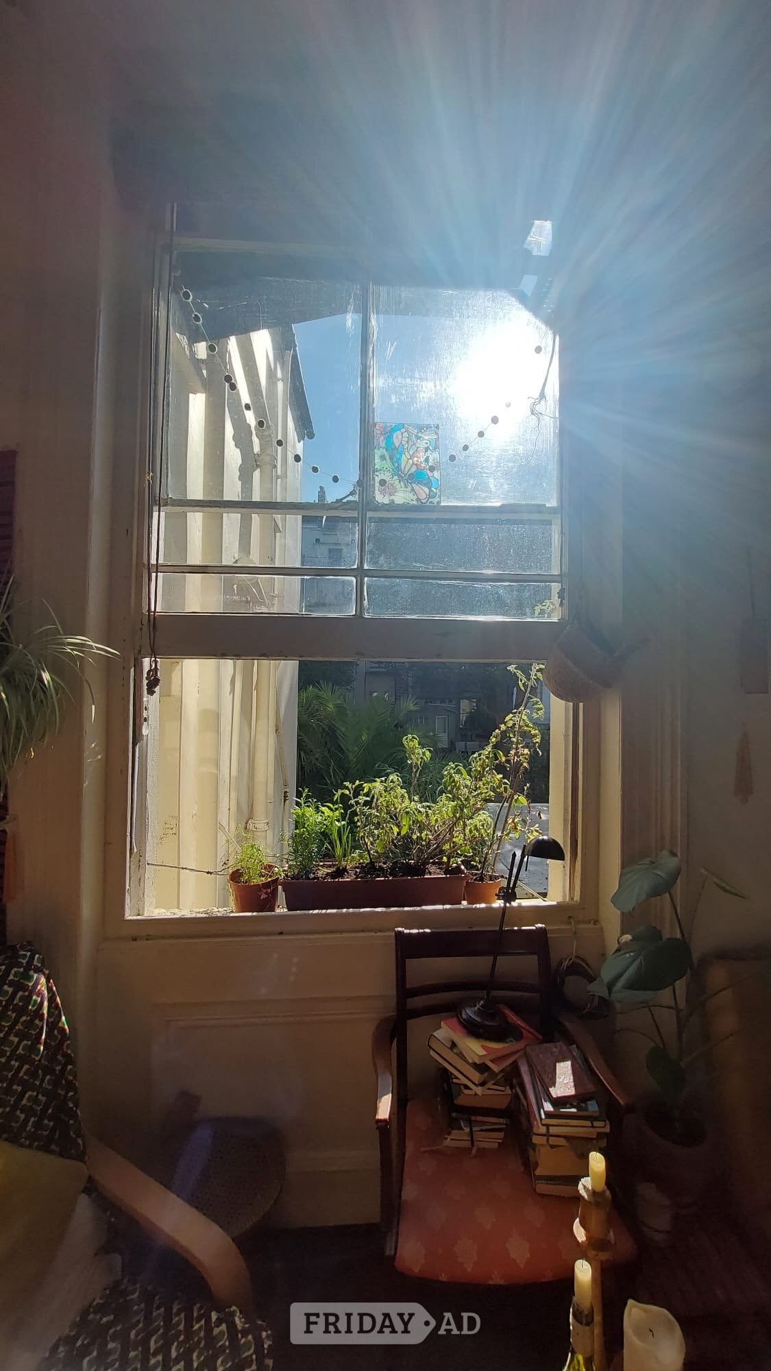 Large studio flat ideally located 