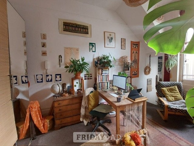 Large studio flat ideally located  - Flats & Apartments