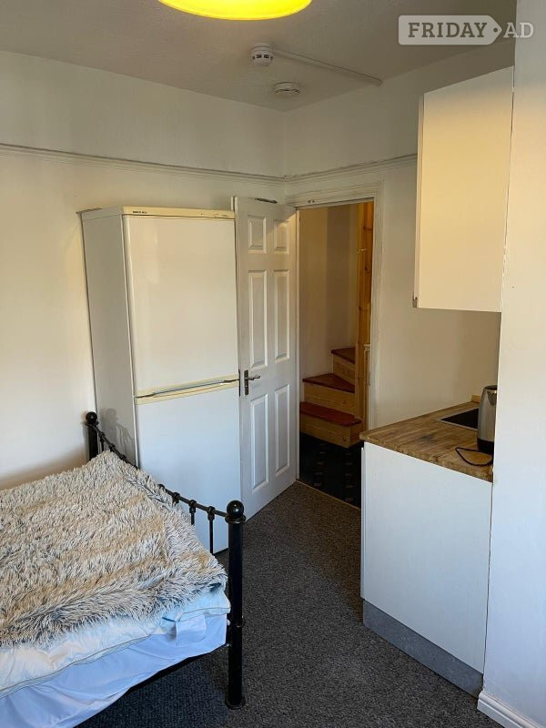 Modren Ensuite Available For Single Person