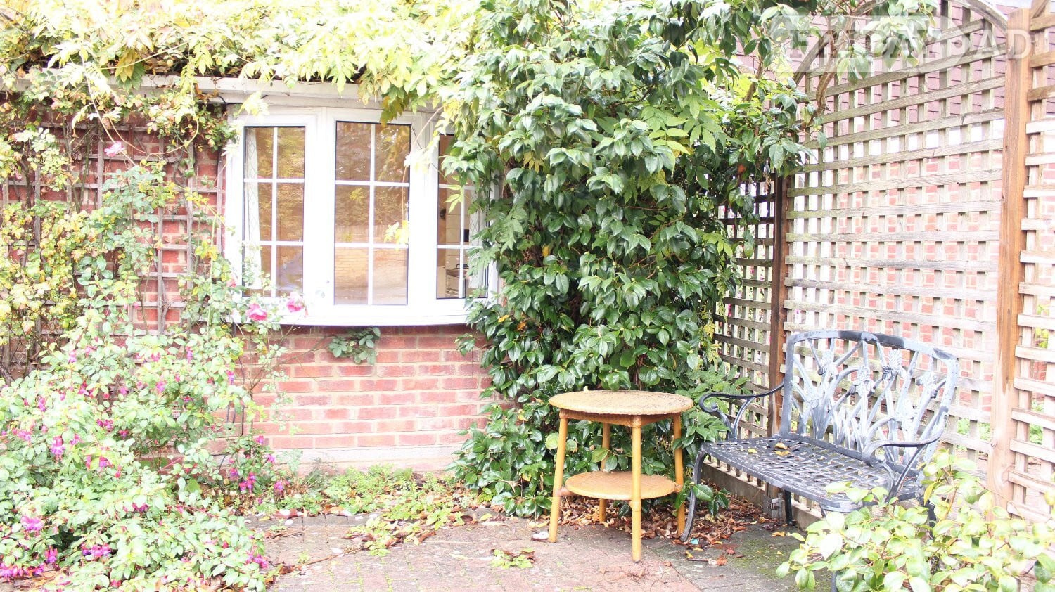 Studio Flat Englefield Green - near Windsor, Staines and Heathrow in Egham