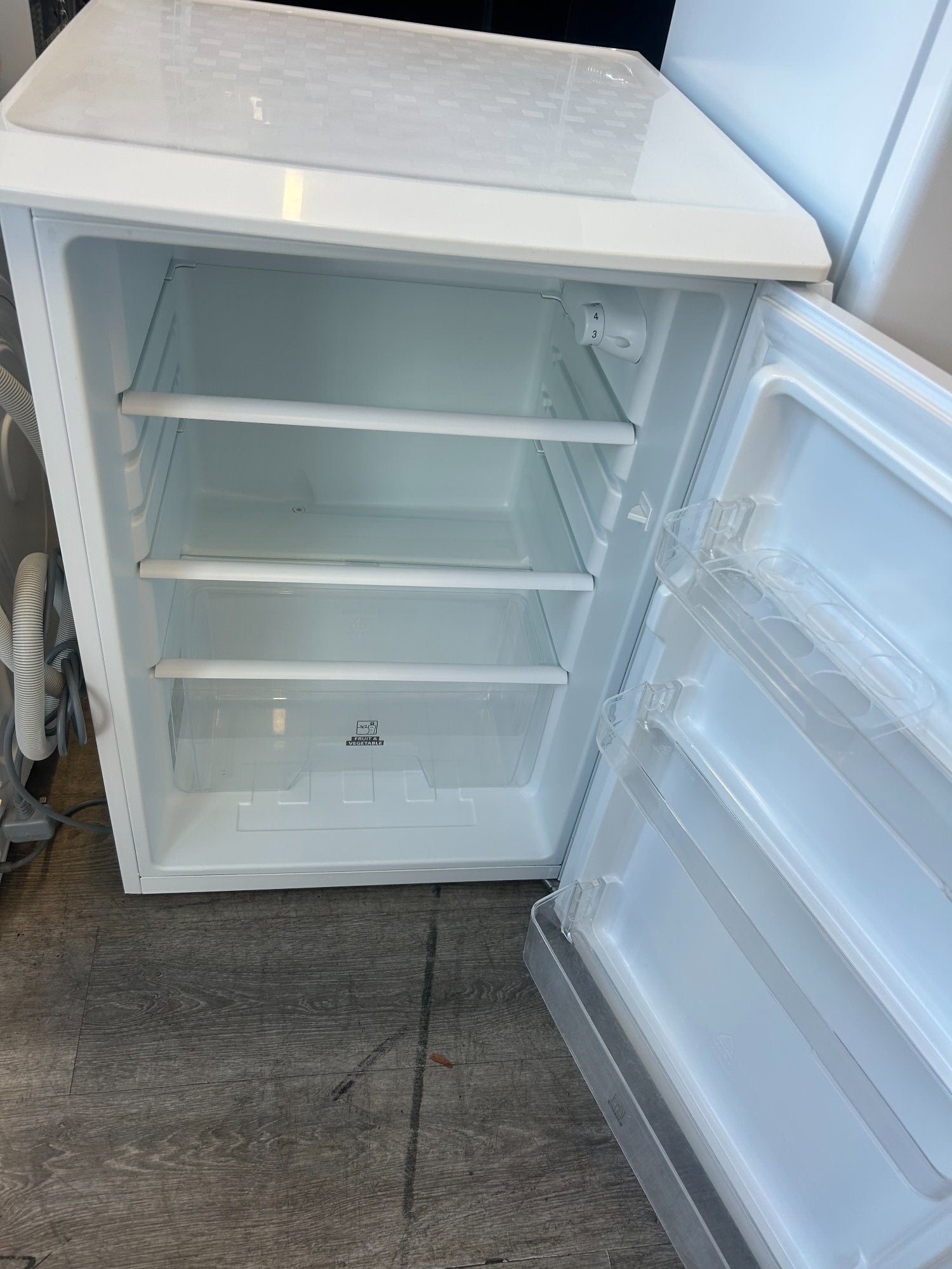 ESSENTIALS UNDERCOUNTER FRIDGE