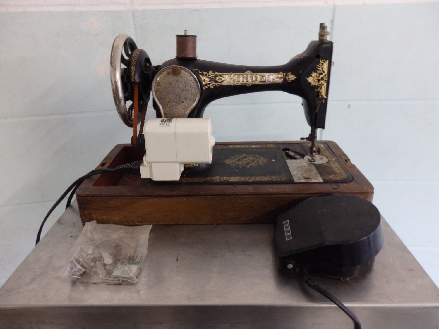 Vintage Singer Sewing Machine in Heathfield