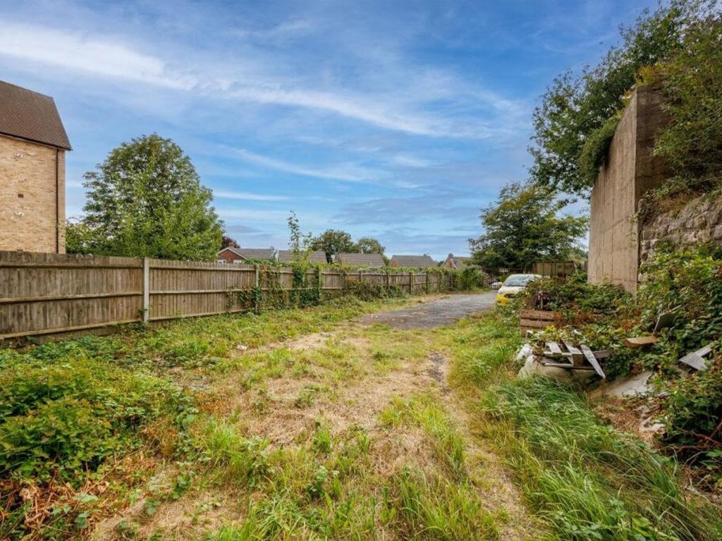 Three bedroom end of terrace property