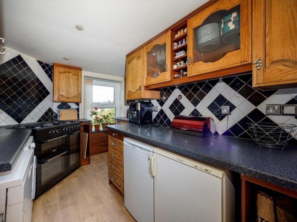 Three bedroom end of terrace property - Houses & Bungalows in Crowborough