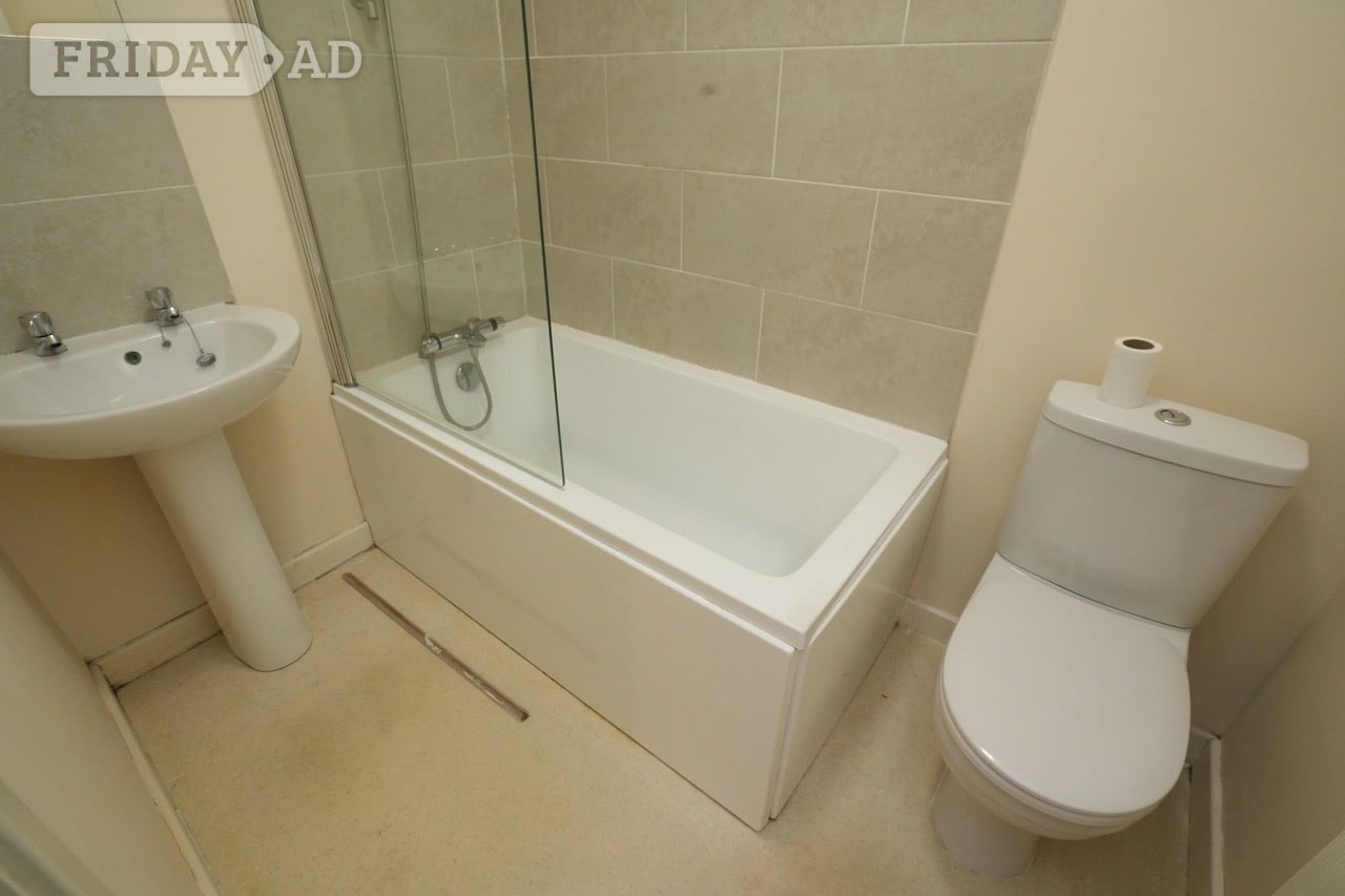 BEXHILL-ON-SEA Ground floor self-contained one-bedroomed flat in Bexhill-On-Sea