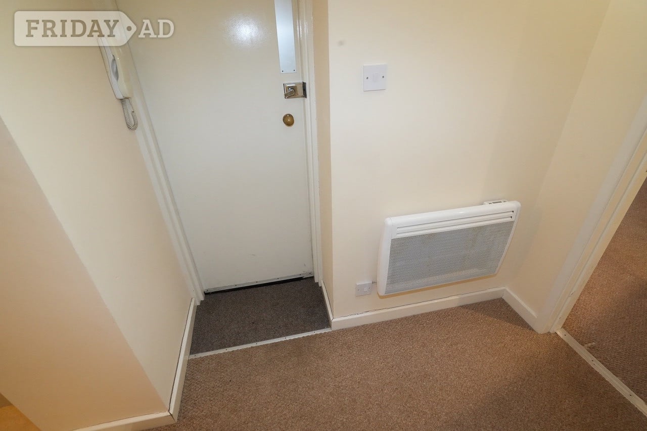 BEXHILL-ON-SEA Ground floor self-contained one-bedroomed flat