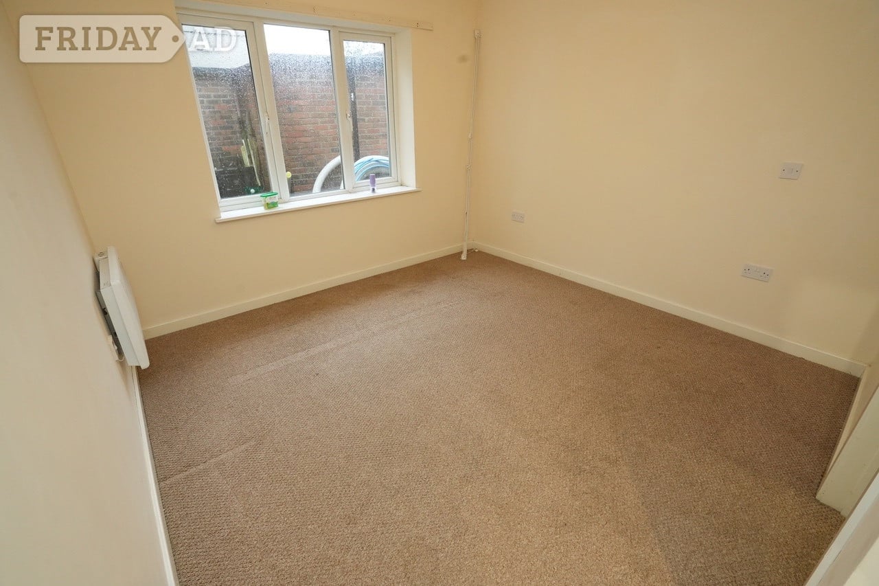 BEXHILL-ON-SEA Ground floor self-contained one-bedroomed flat - Flats & Apartments