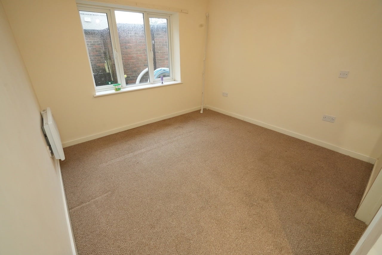 BEXHILL-ON-SEA Ground floor self-contained one-bedroomed flat - Flats & Apartments