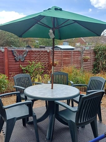 Round garden table with 5 matching chairs & parasol