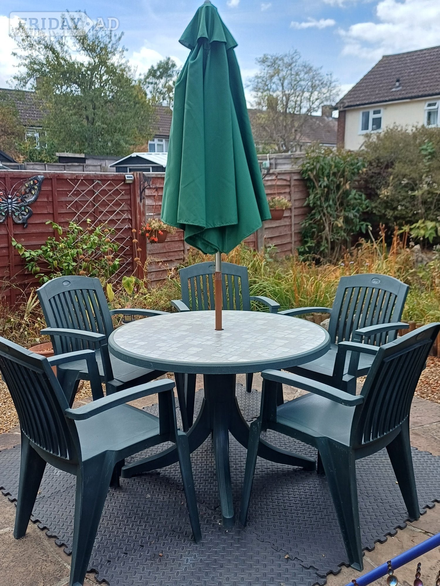 Round garden table with 5 matching chairs & parasol
