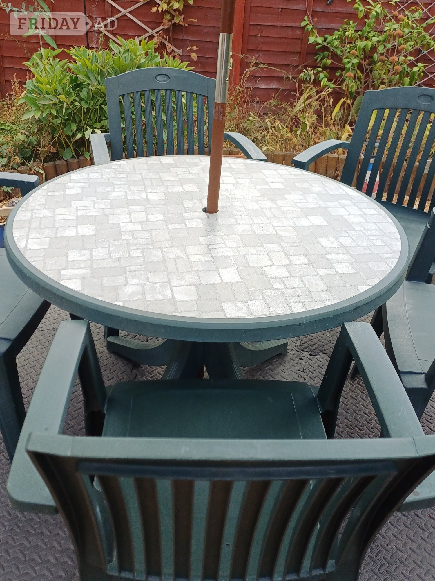 Round garden table with 5 matching chairs & parasol - Garden in Welwyn Garden City