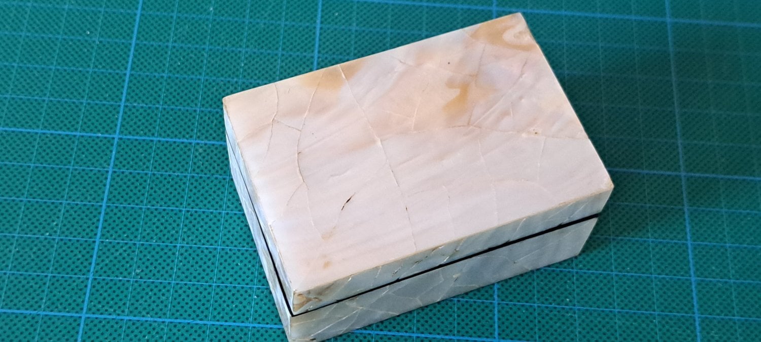 VINTAGE MOTHER OF PEARL SMALL RECTANGULAR TRINKET BOX. HANDMADE - Home Decor
