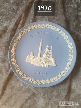 Set of 9 Wedgwood blue and white Jasperware Christmas plates p
