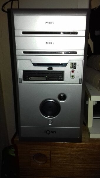 4 X WINDOWS XP DESKTOP COMPUTERS
