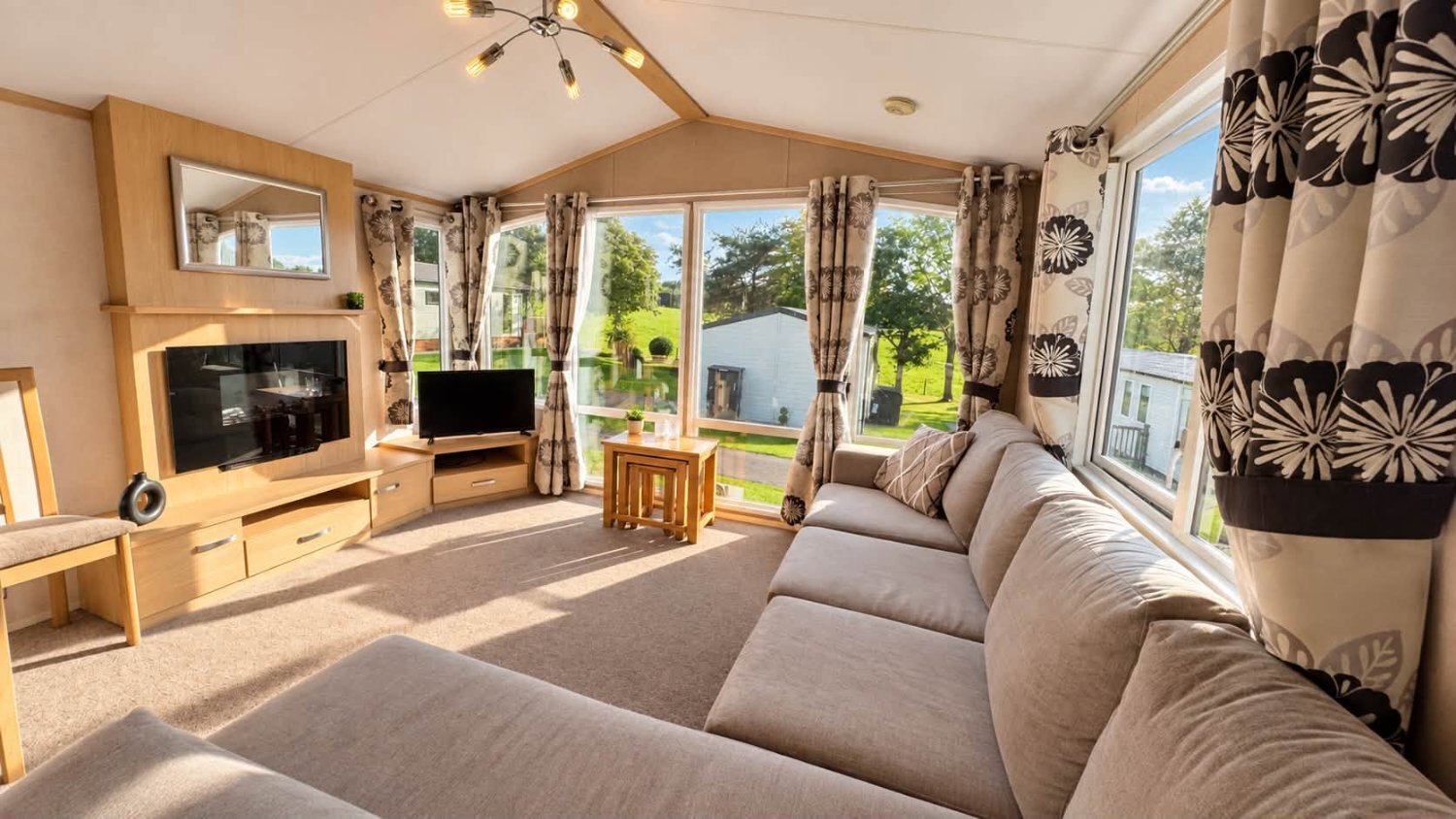 Beautiful Holiday Home with Decking - Holiday Homes in Kelso