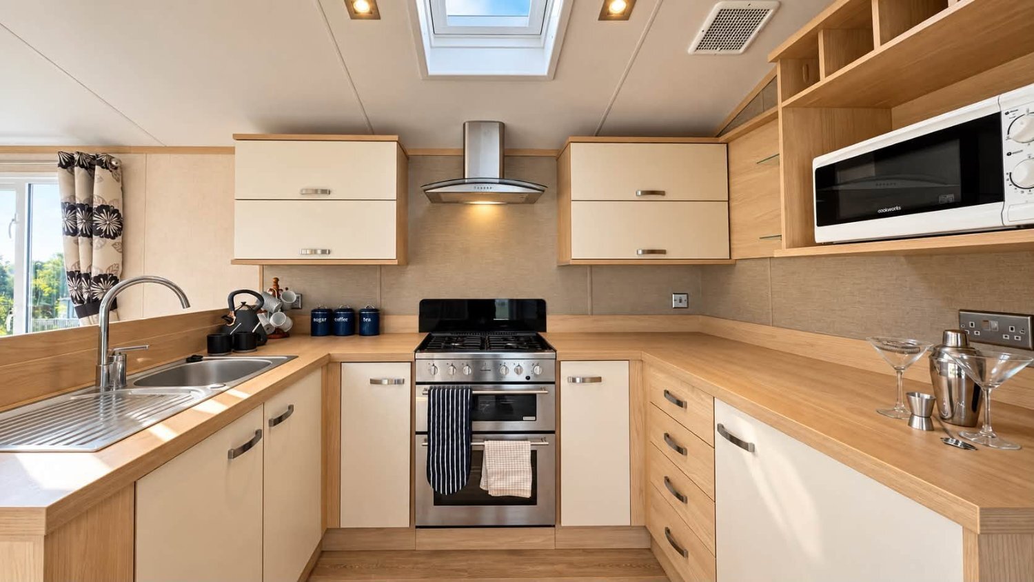 Beautiful Holiday Home with Decking - Holiday Homes