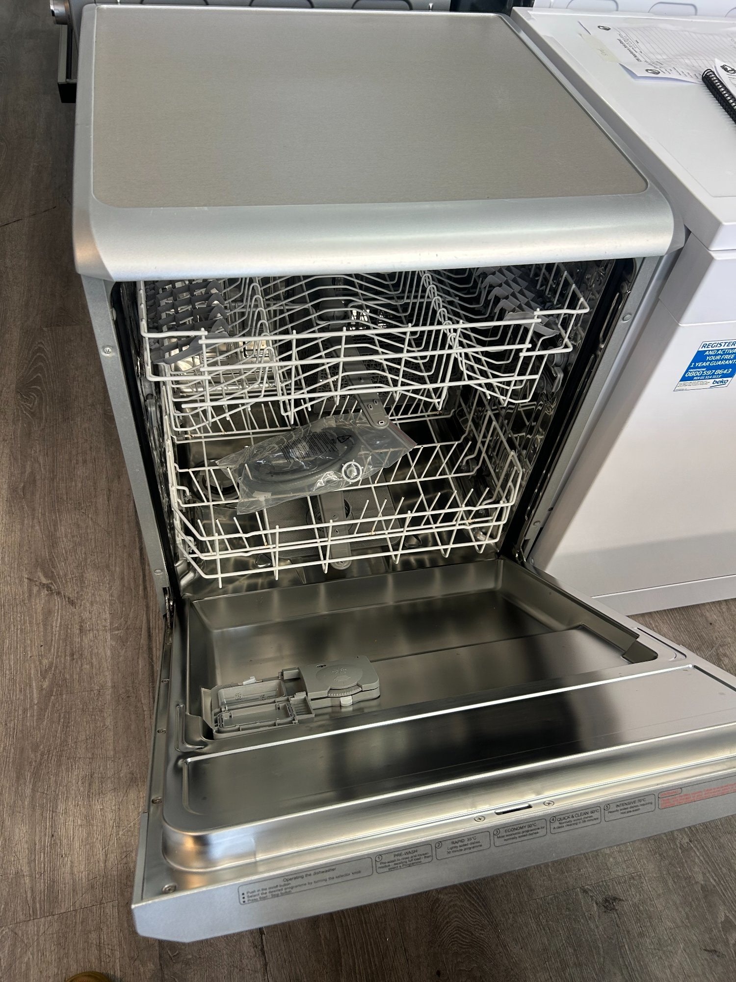 BEKO FULLSIZE DISHWASHER 