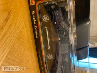 1/18 Scale Diecast Model 