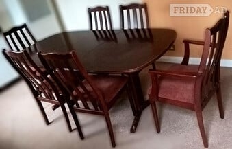 Excellent extendable table with chairs in Mahogany