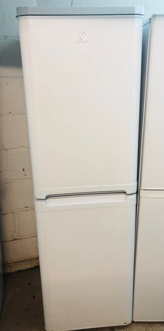 Indesit Frost free fridge freezer in excellent condition 