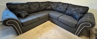2 CORNER 2 OAKLAND SOFA IN DUNDEE BLACK WITH FLOWER
