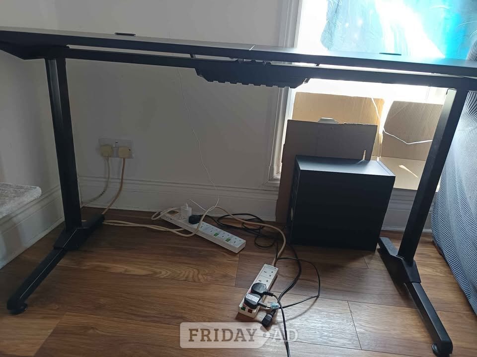 Hove Black Gaming Desk with Cable Management – Good Condition