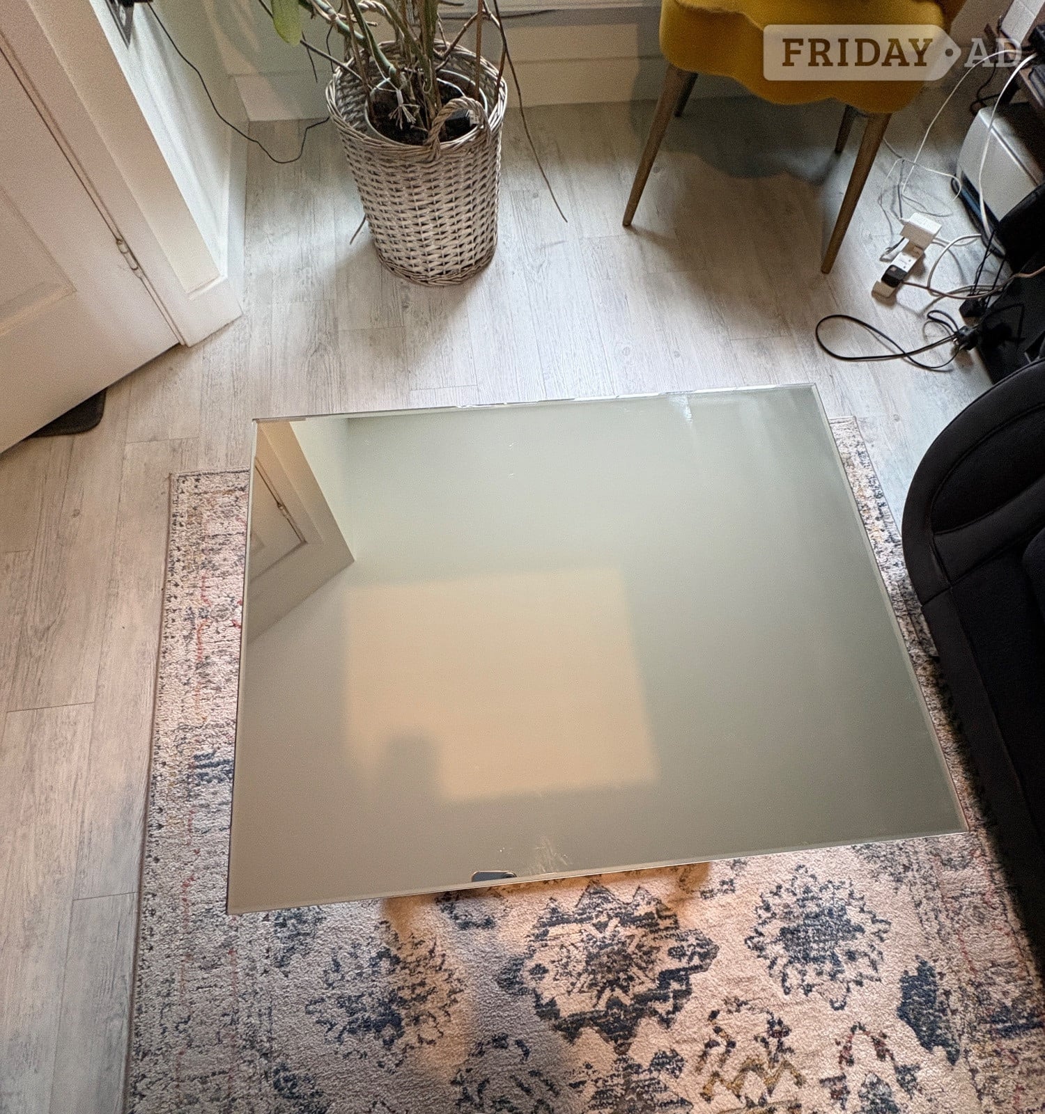 Mirrored side table - Furniture in Worthing