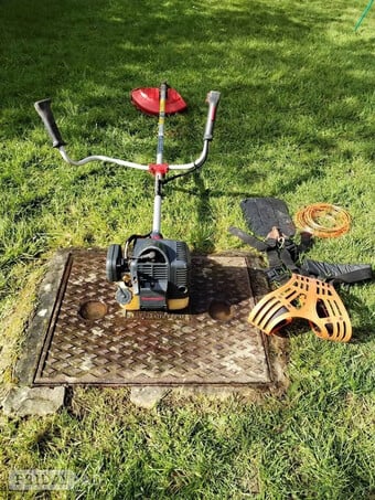 Kawasaki large powerful 48cc professional strimmer with harness