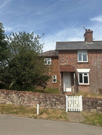 Idyllic rural cottage with big garden and glorious views
