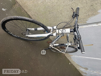 Cannondale mountain bike  Spares repair  Needs gear cables Chain 