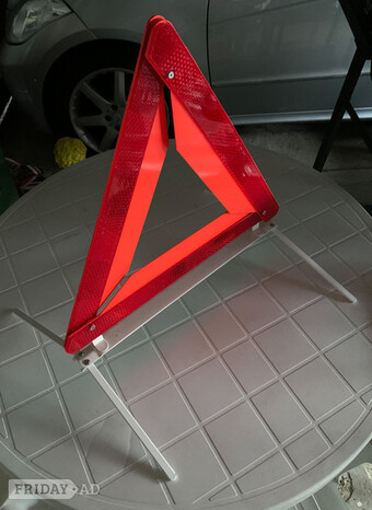 Vehicle breakdown warning triangle 