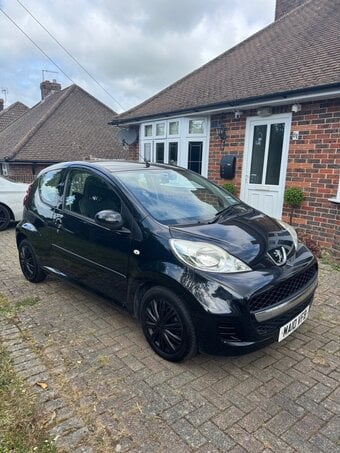 BLACK GREY INTERIOR  94,216 MILES £20 A YEAR ROAD TAX 12 MOT