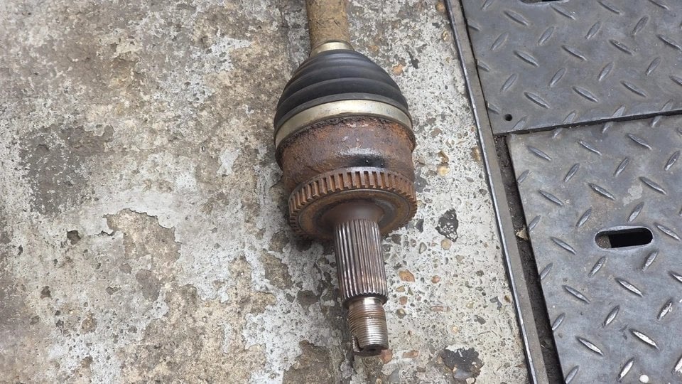 Hyundai Tucson Kia Sportage RH Driveshaft 49501D7010 in Barnet