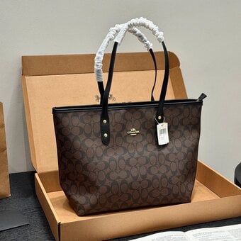 Coach tote bag - delivery throughtout uk - £55 including postage