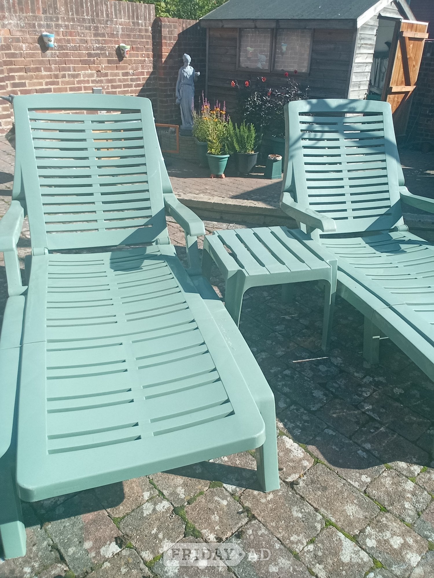 Two sunbeds with cushions and table - Garden in Brighton