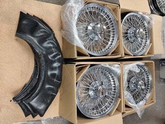 JAGUAR 6X15 GLEAMING CHROME WIRE WHEELS AS NEW SPINNERS + TUBES 