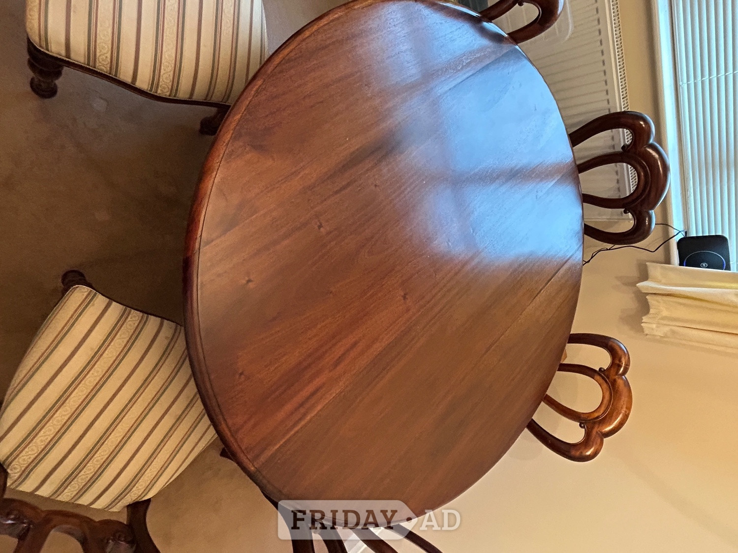 Mahogany round dining room table with 6 matching chairs. - Furniture