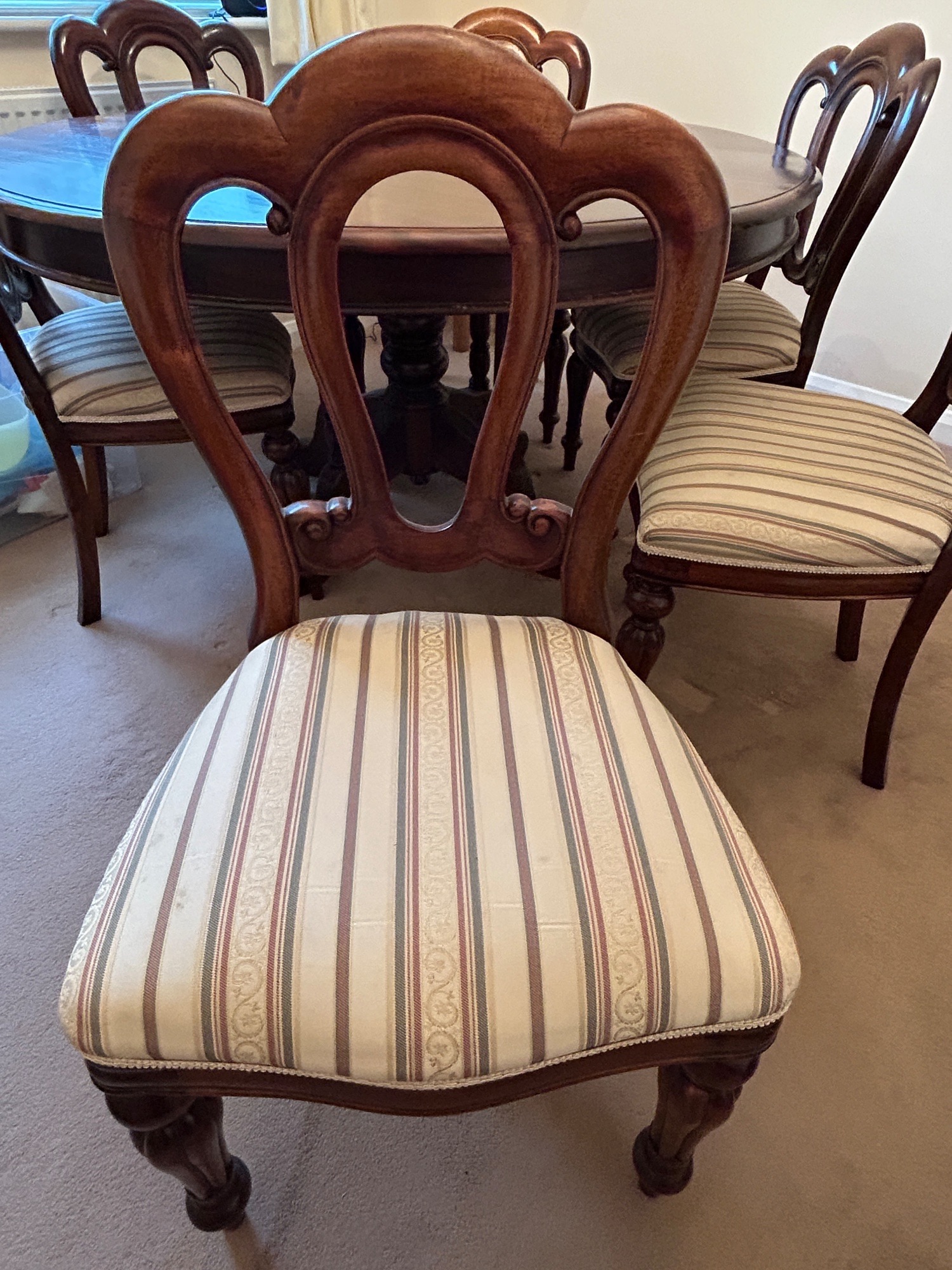 Haywards Heath Mahogany round dining room table with 6 matching chairs.