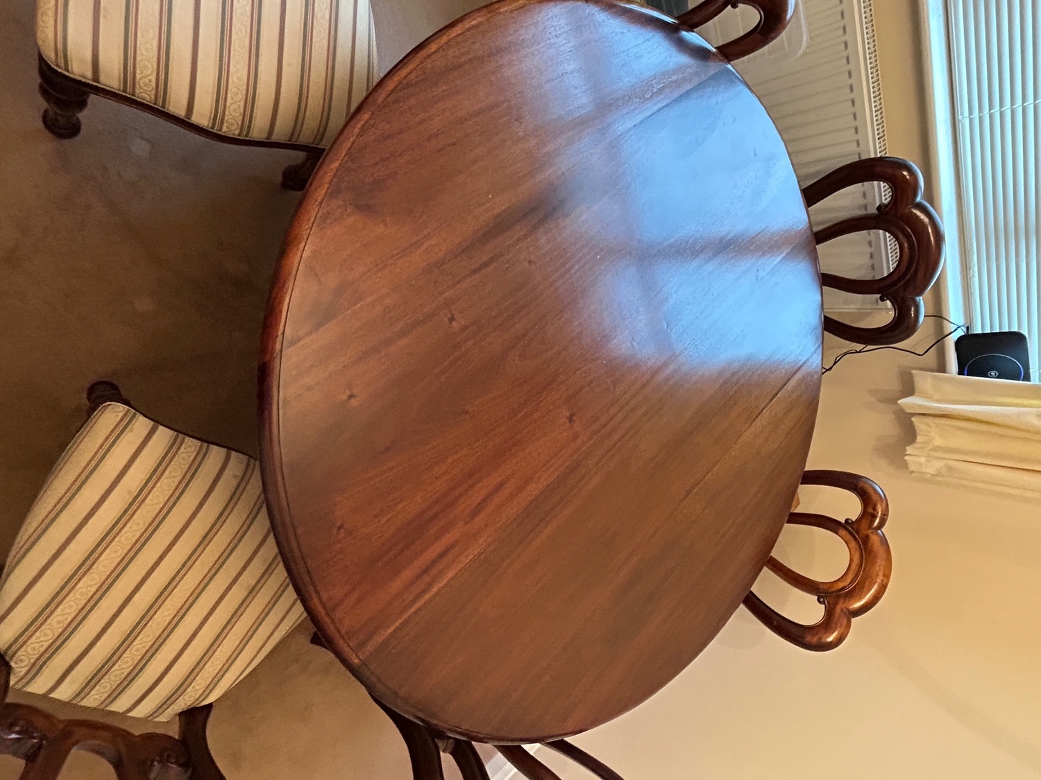 Mahogany round dining room table with 6 matching chairs. - Furniture