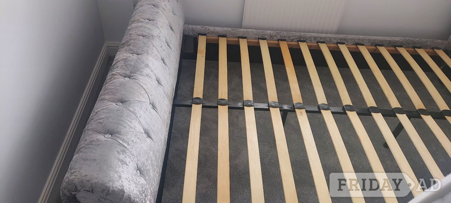 Crushed velvet sleigh bed Double  - Furniture in Brighton