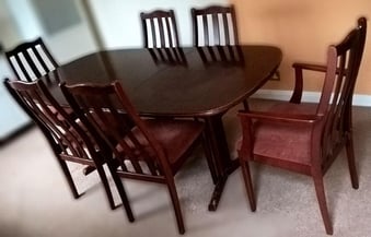 Excellent extendable table with chairs in Mahogany
