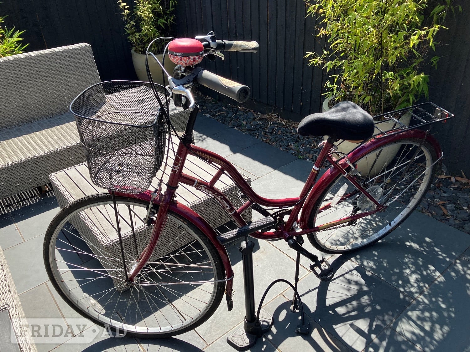 TOWN AND COUNTRY LADIES BICYCLE in Littlehampton