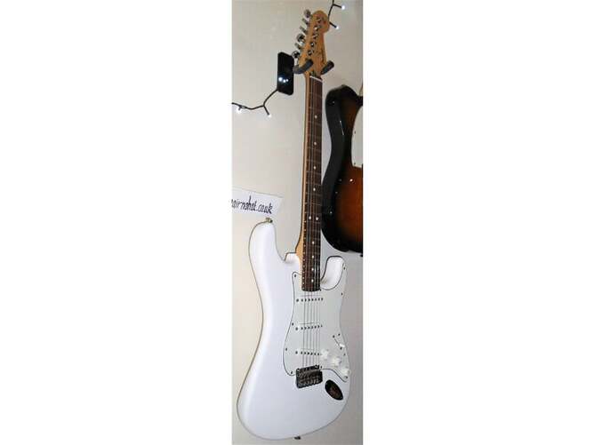 Northampton FENDER STRAT Player.  MiM Immaculate Arctic White, Service-cleaned & setup Quality New Strings used