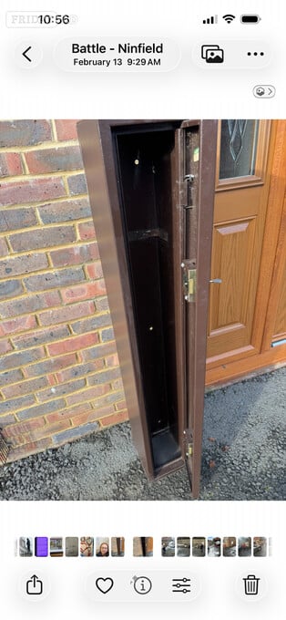 Metal gun cabinet for 2 guns with two keys