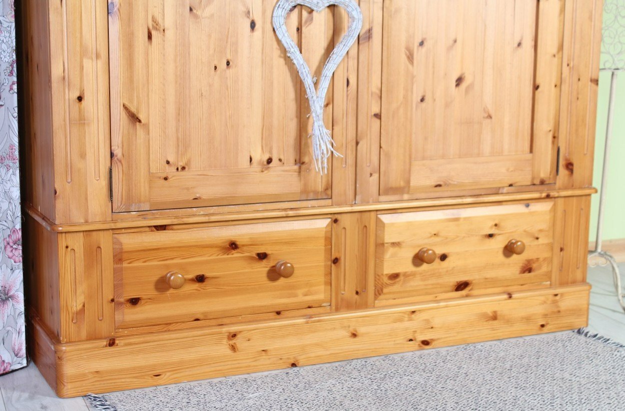 Nationwide Delivery - Large Quality Farmhouse Pine Wardrobe - Furniture in Hailsham
