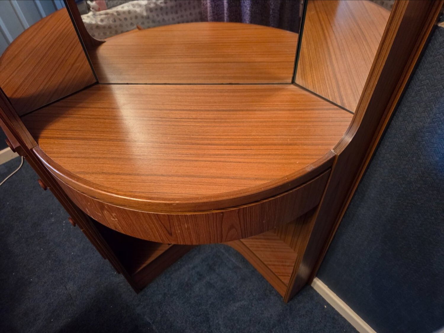  curved corner unit with 3  integrated mirrors and drawer