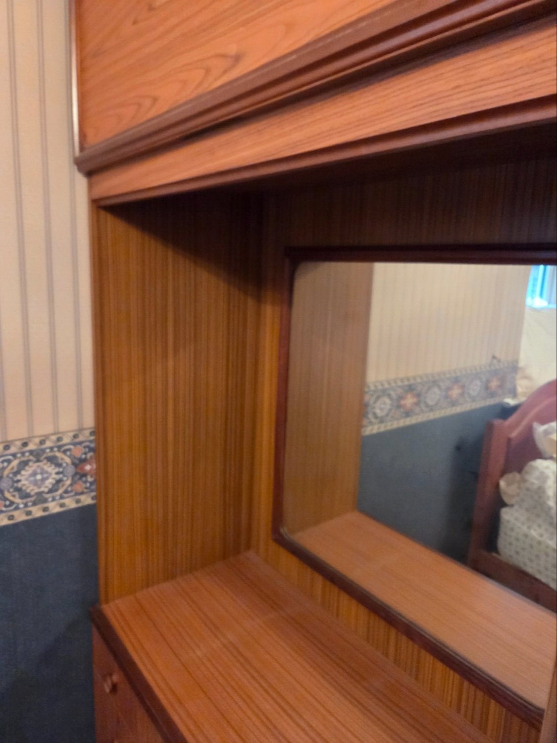  curved corner unit with 3  integrated mirrors and drawer - Furniture