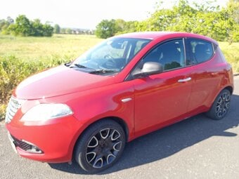 For sale : Chrysler Lancia Ypsilon 2013 1.2cc red