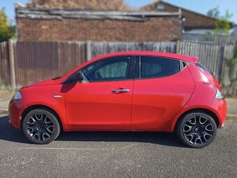 For sale : Chrysler Lancia Ypsilon 2013 1.2cc red